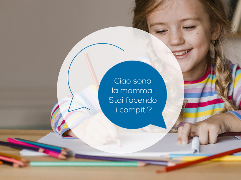 Conversazione audio bidirezionale tra genitore e figlia tramite telecamera intelligente