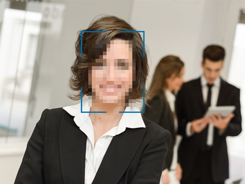 Volto oscurato con effetto mosaico per tutela della privacy